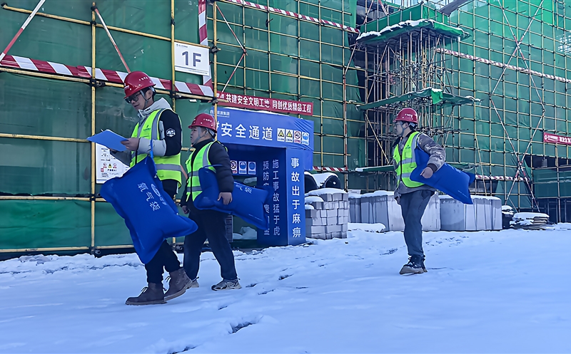 雪锁高原，，，，，匠心坚守∣攀西公司梭罗沟 项目部首雪日事情纪实
