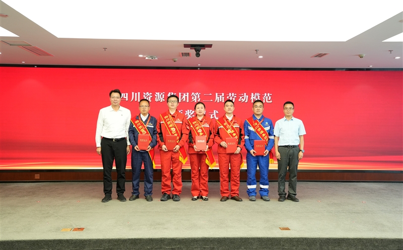 致敬模范——赤心一片绘经纬