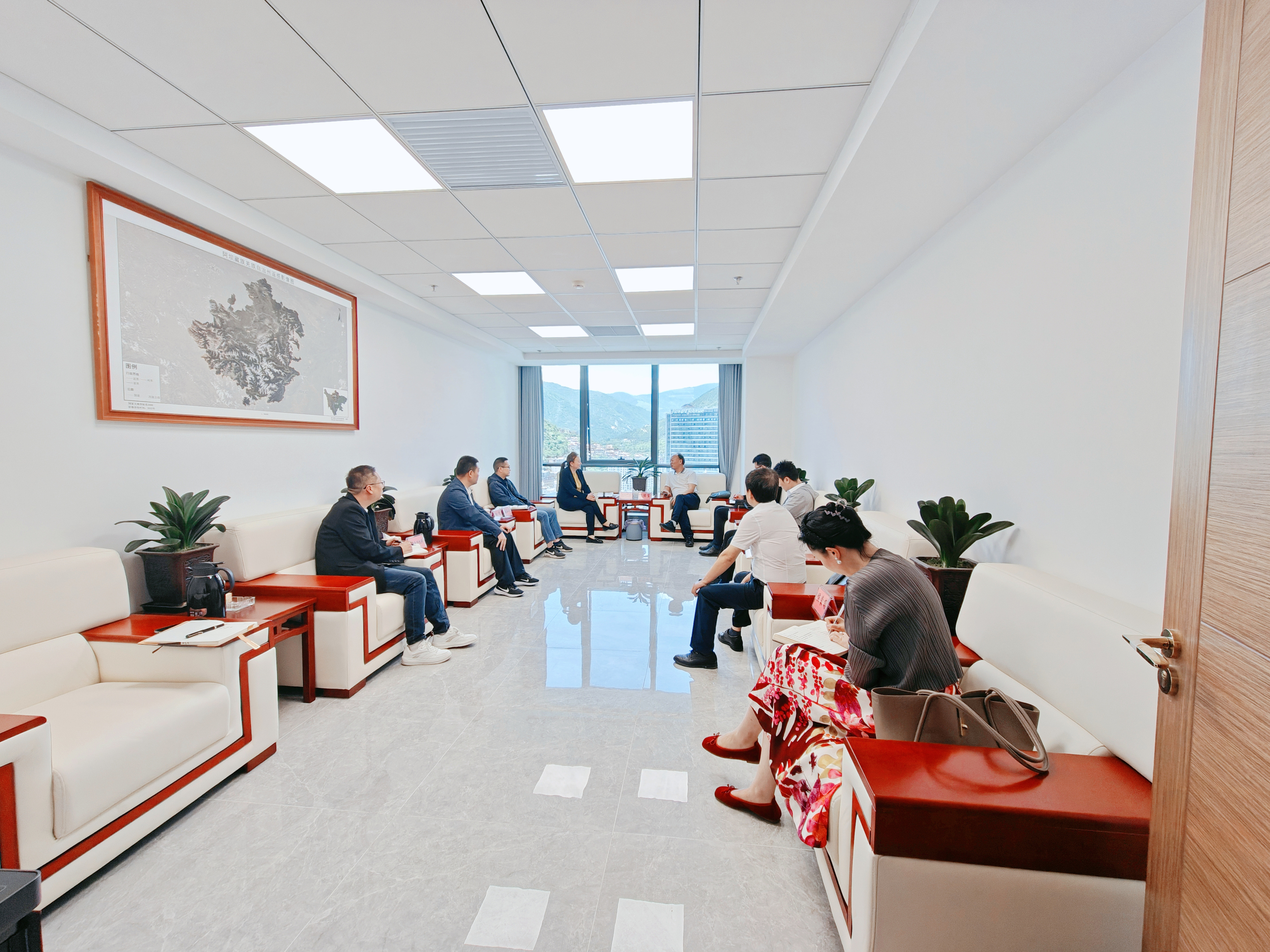 阿坝州自然尊时凯龙局座谈交流