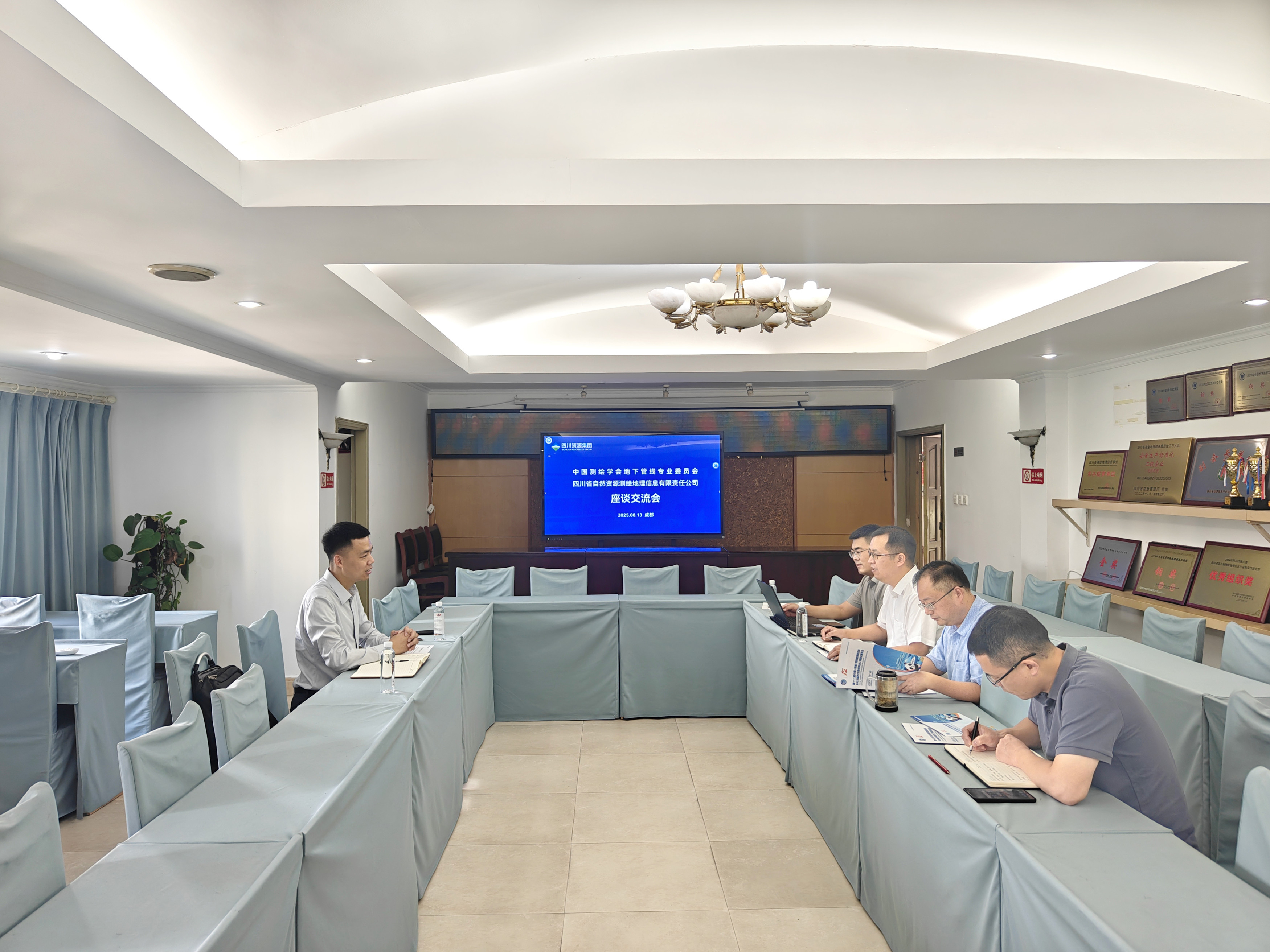 中国测绘学会地下管线专委会赴测绘公司座谈交流