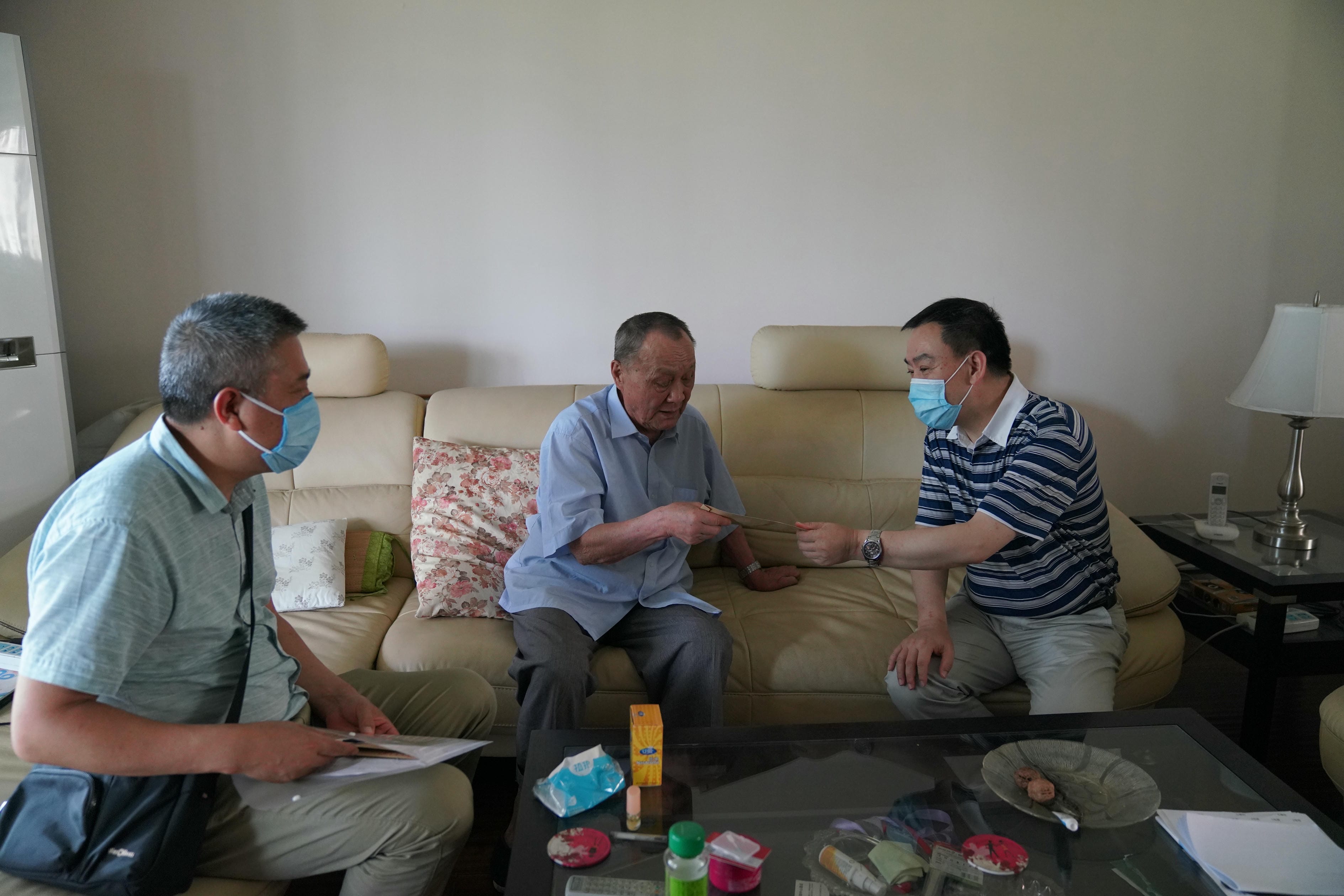 技工学校“七一”前夕走访慰问老党员和难题党员_红色堡垒_党建群团_尊时凯龙有限责任公司