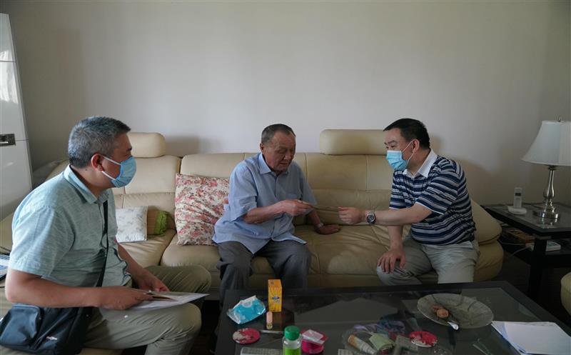 技工学校“七一”前夕走访慰问老党员和难题党员