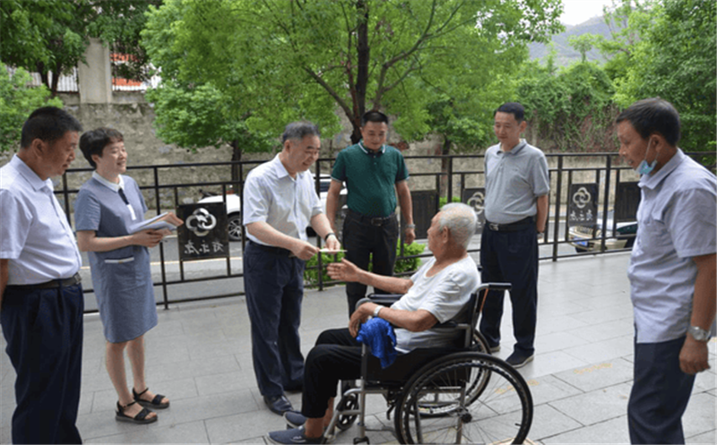 夏廷高罗晓文走访慰问601大队老党员同退休老同志座谈交流