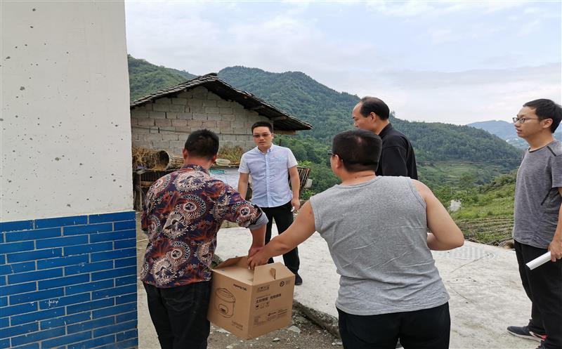 武文祥赴定点帮扶村开展帮扶事情