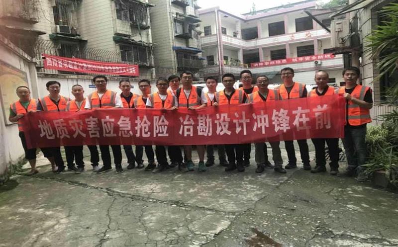 争分夺秒，，，，千里驰援陇南灾区