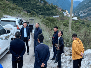 陈贵林局长一行赴甘洛县调研脱贫攻坚工业扶贫玄武岩项目_协同多元工业_工业生长_尊时凯龙有限责任公司