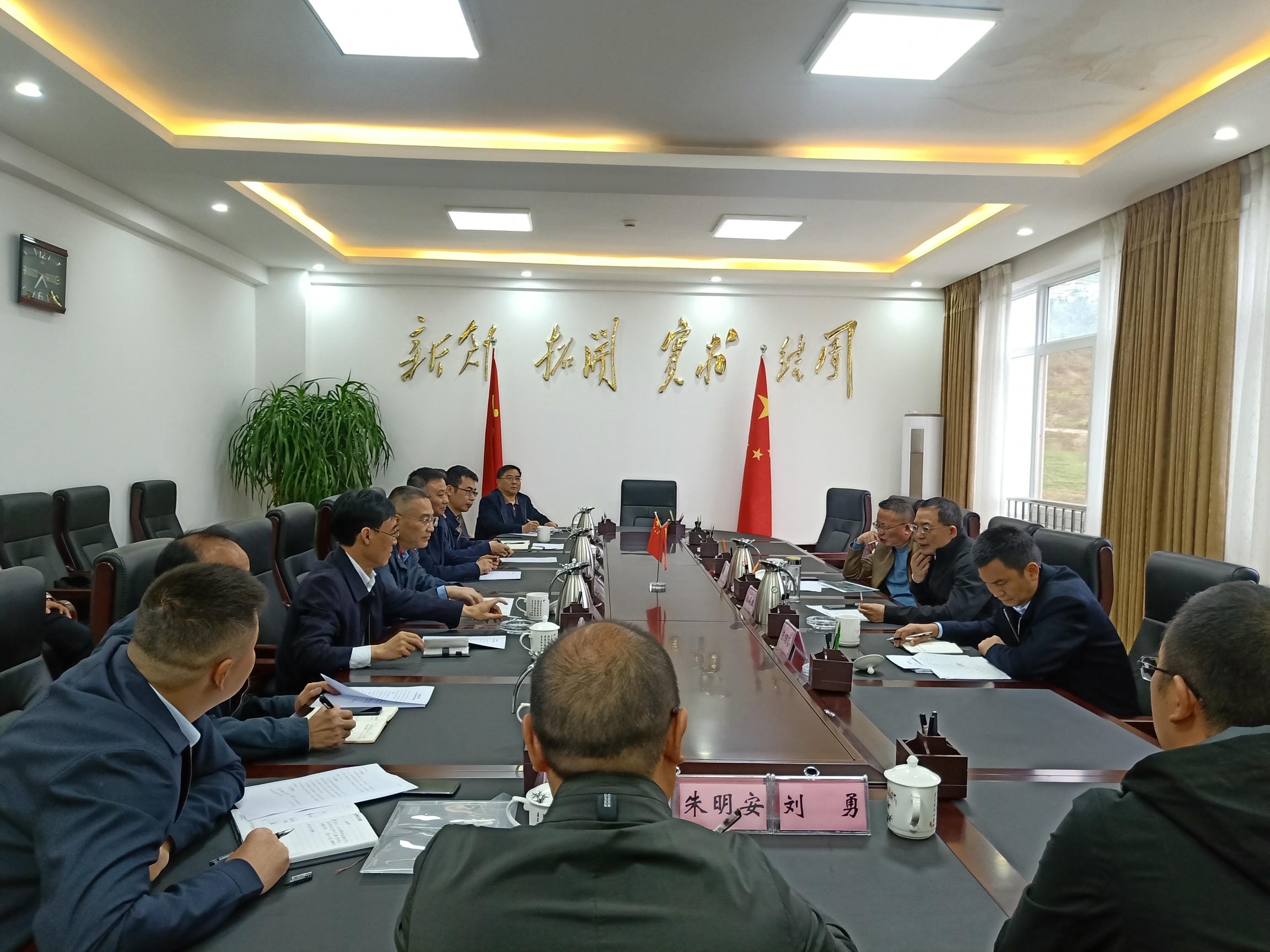 陈贵林局长一行赴甘洛县调研脱贫攻坚工业扶贫玄武岩项目_协同多元工业_工业生长_尊时凯龙有限责任公司