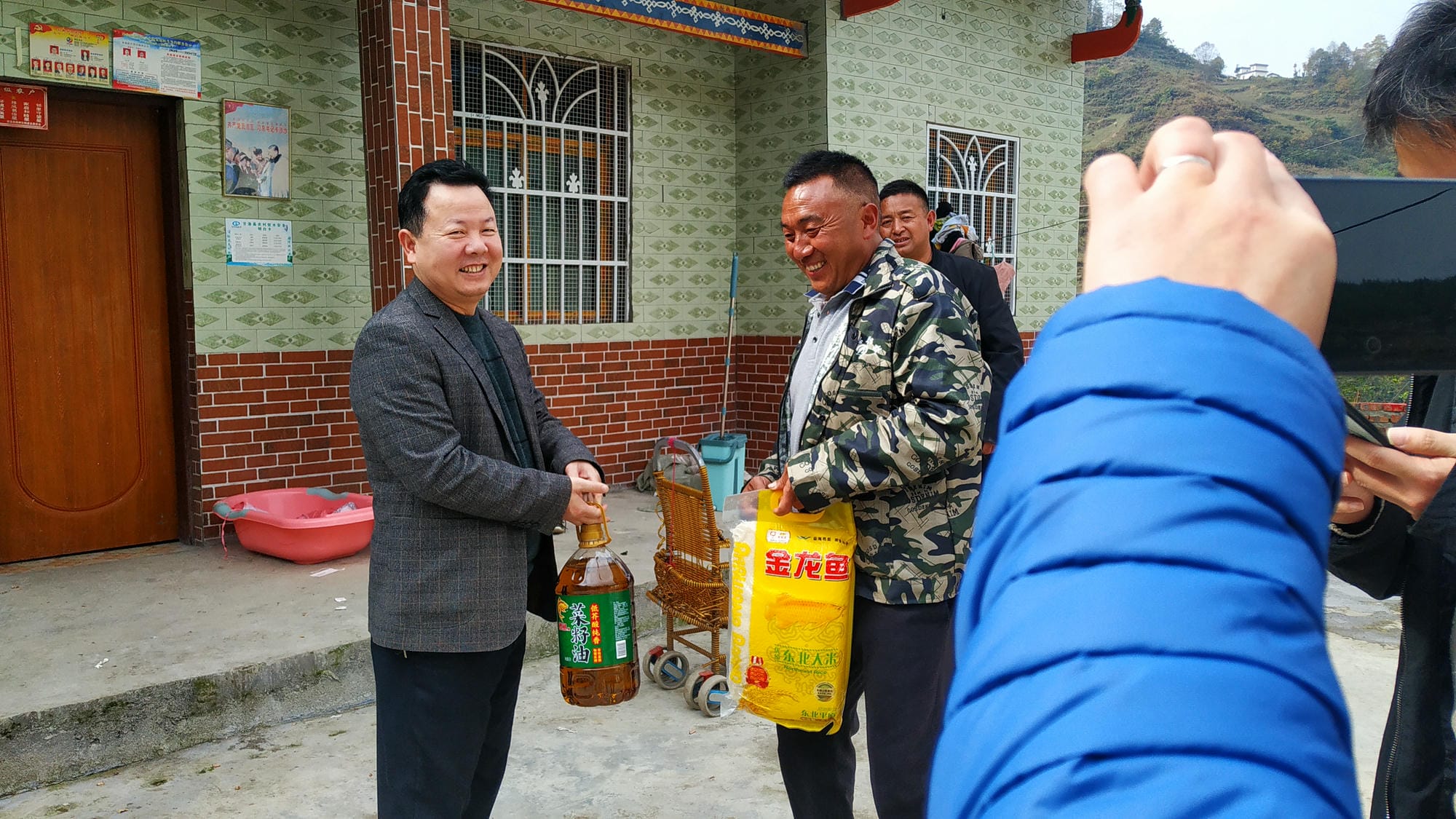 技工校党委书记黎明一行到甘洛县斯觉镇 尔库村开展扶贫事情调研_社会责任_企业文化_尊时凯龙有限责任公司