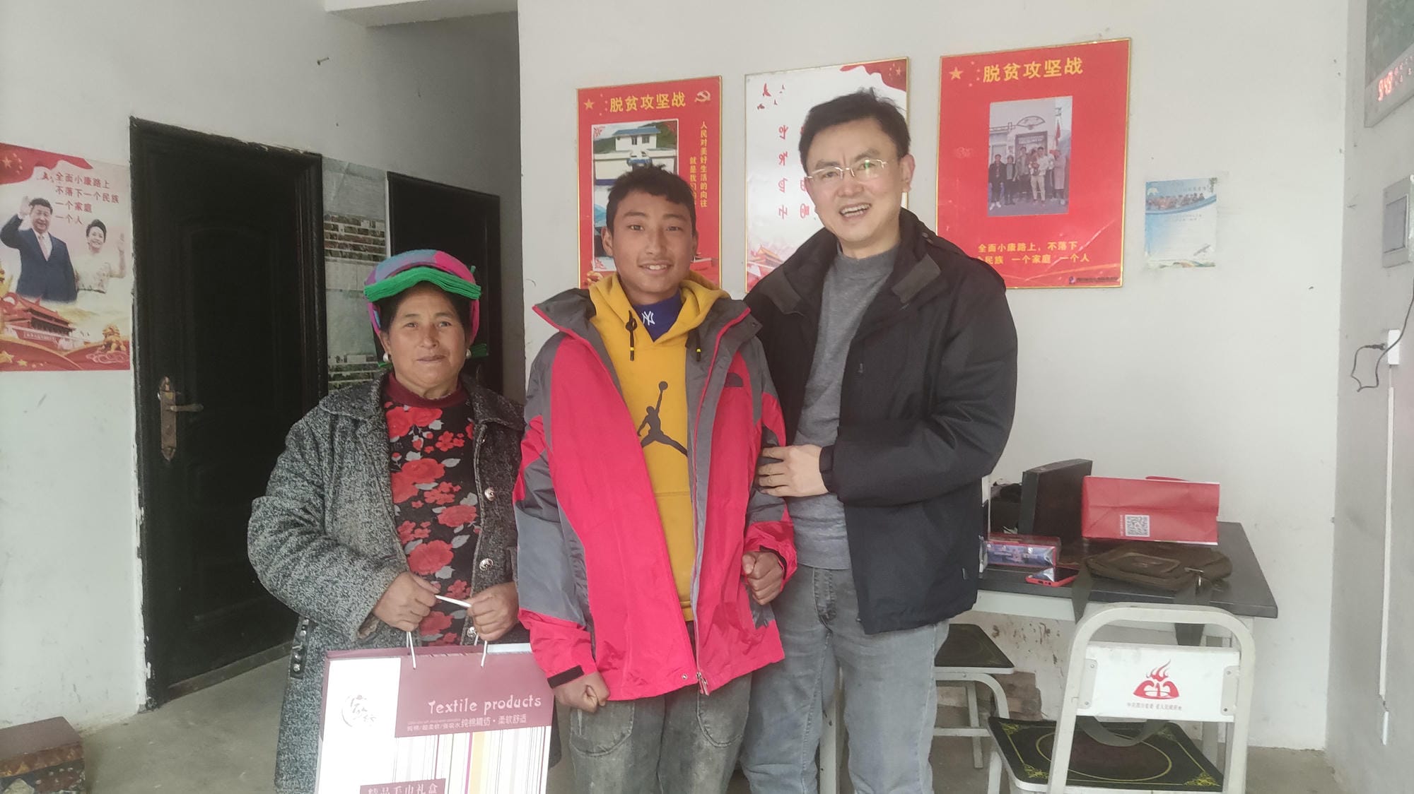 局机关后勤服务中心局离退休职员处赴甘洛县挖曲村开展暖冬慰问_社会责任_企业文化_尊时凯龙有限责任公司