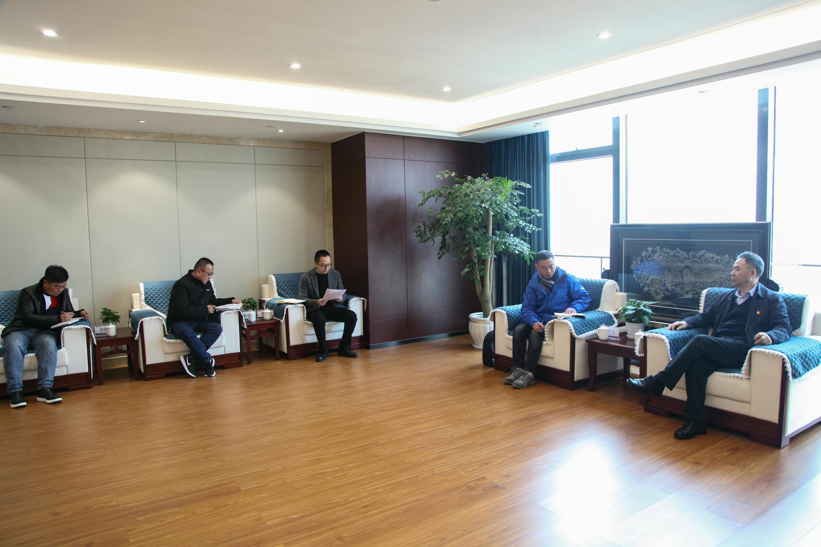 局党委召开脱贫攻坚座谈会_社会责任_企业文化_尊时凯龙有限责任公司