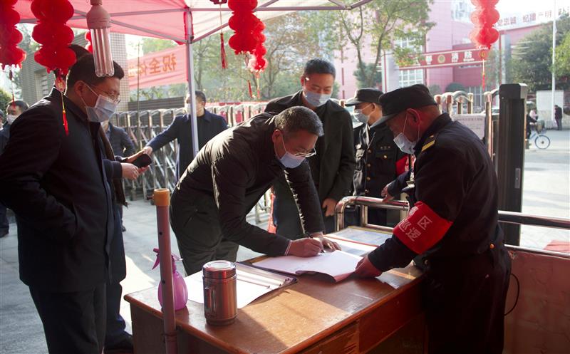 疫情防控众志坚  严抓细查促清静 ——陈贵林到郫县科研基地检查清静生产及疫情防控事情