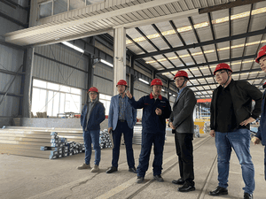 公司向导赴一线督导检查生产情形并探望慰问驻厂员工_协同多元工业_工业生长_尊时凯龙有限责任公司