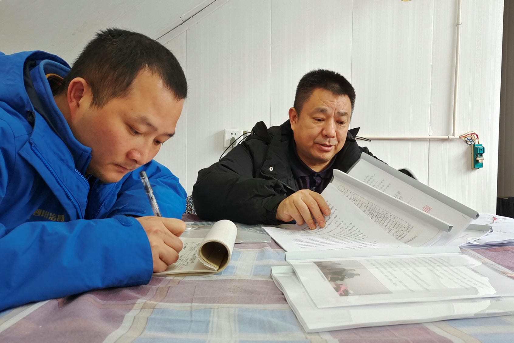 成调所赴康定暂时党支部开展检查慰问事情_红色堡垒_党建群团_尊时凯龙有限责任公司