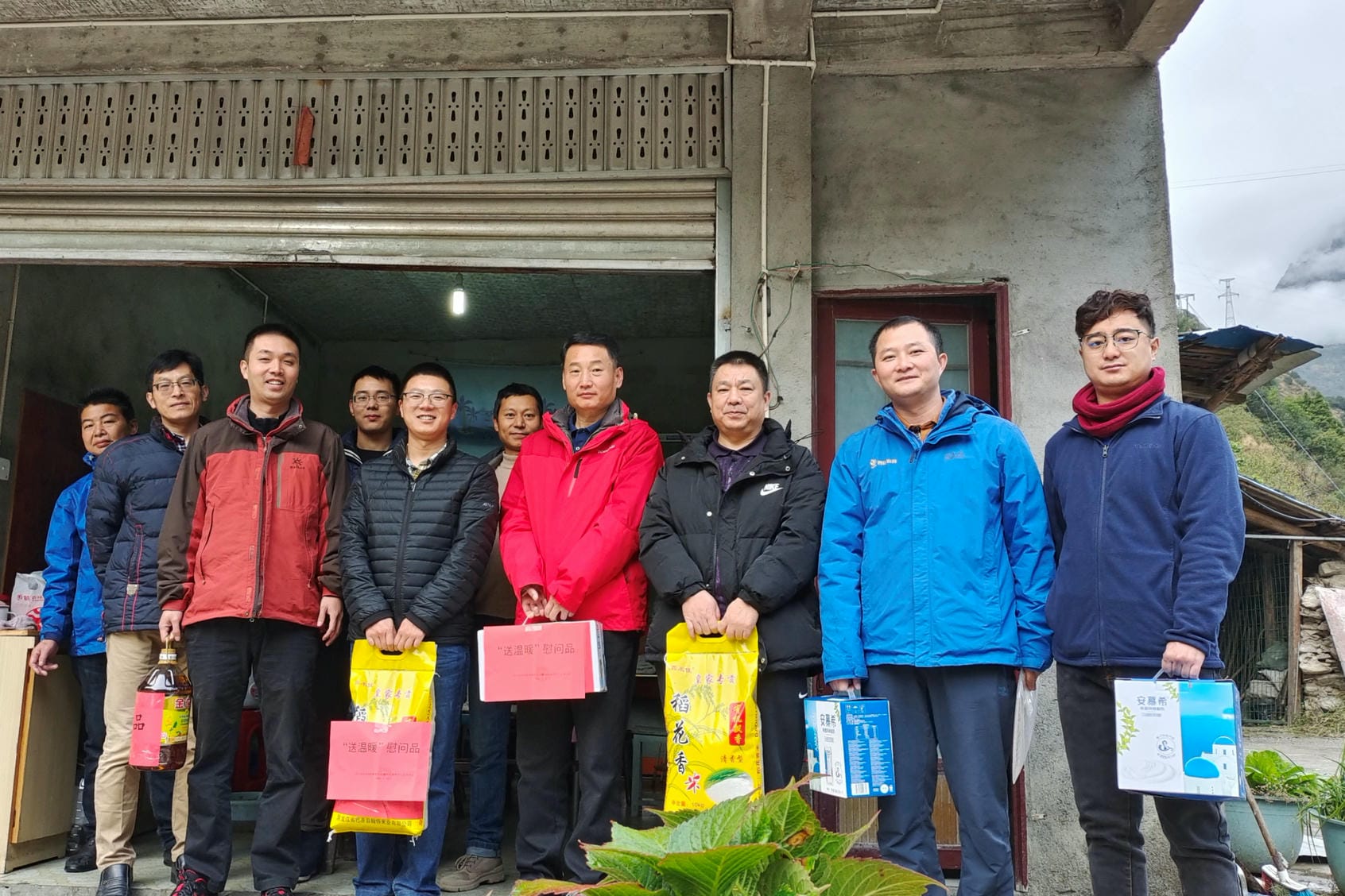 成调所赴康定暂时党支部开展检查慰问事情_红色堡垒_党建群团_尊时凯龙有限责任公司