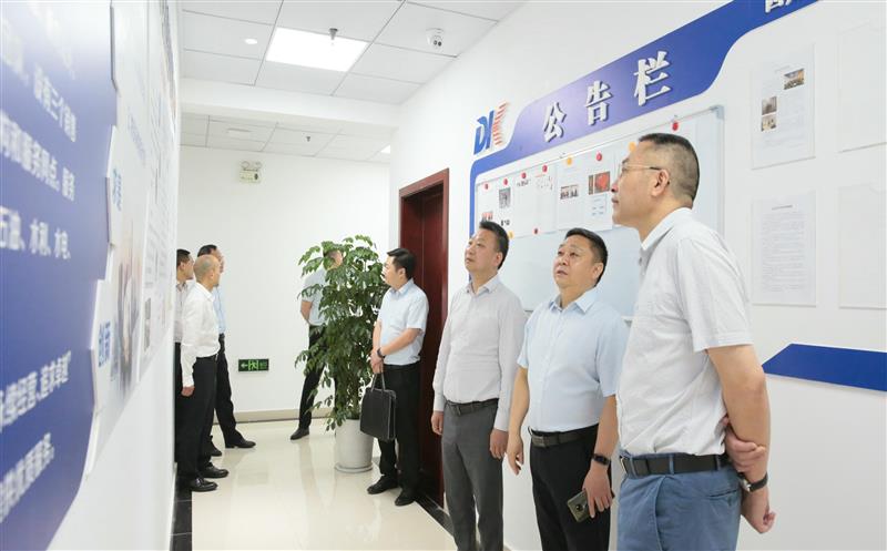 省自然尊时凯龙投资集团党委书记、董事长陈贵林到地矿物资公司调研指导 