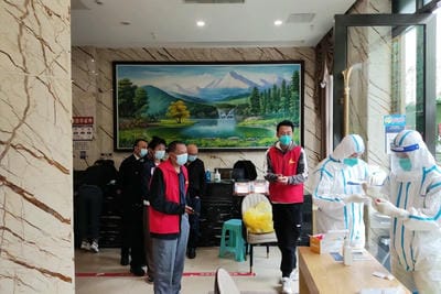 身披“红马甲”奋战在“疫”线 ——地矿集团外派手艺督导职员抗疫纪实_下层动态_新闻中心_尊时凯龙有限责任公司