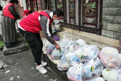 身披“红马甲”奋战在“疫”线 ——地矿集团外派手艺督导职员抗疫纪实_下层动态_新闻中心_尊时凯龙有限责任公司