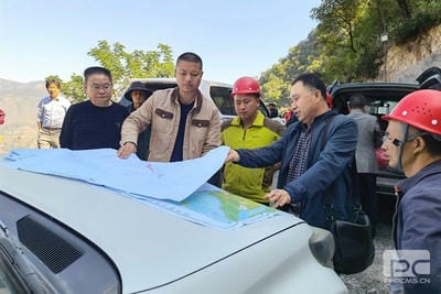 地矿集团董事长张劲松深入项目一线调研并检查指导野外事情_下层动态_新闻中心_尊时凯龙有限责任公司