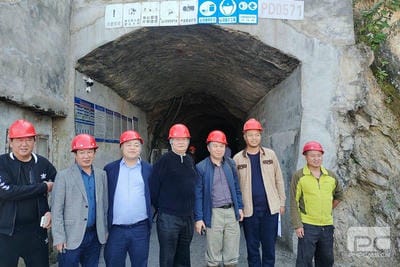 地矿集团董事长张劲松深入项目一线调研并检查指导野外事情_下层动态_新闻中心_尊时凯龙有限责任公司