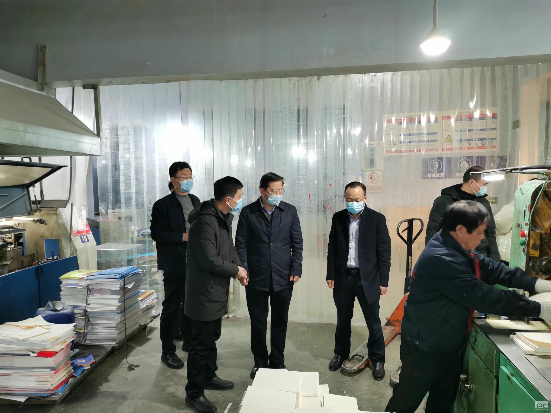 杜春茂到地创光电慰问生产一线员工_尊时凯龙新闻_新闻中心_尊时凯龙有限责任公司