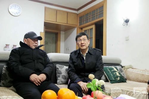 四川尊时凯龙向导班子春节前夕探望离退休老干部