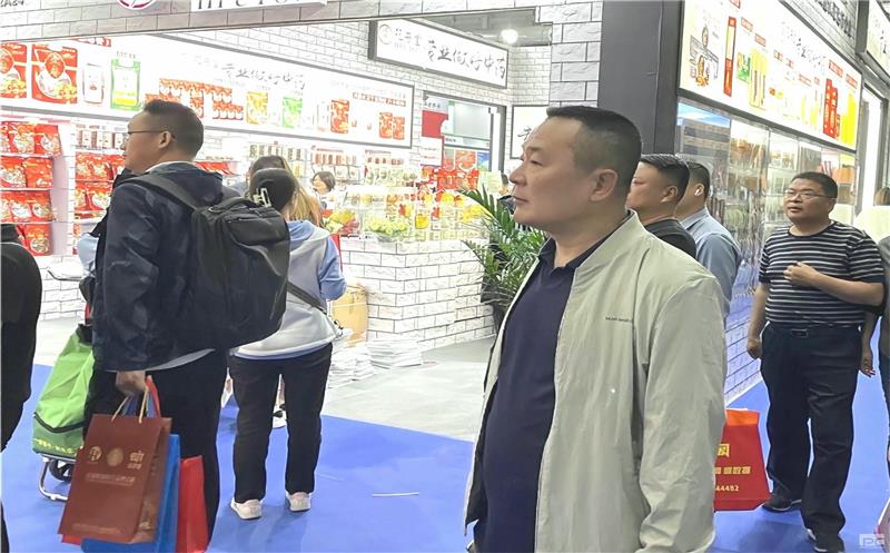 泰华堂制药党委副书记、总司理张兵到市场一线调研