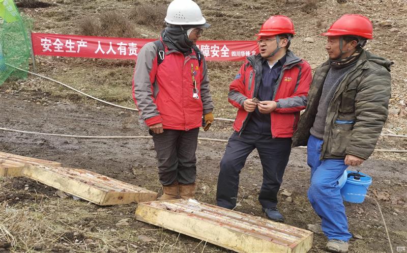 华锋钻探党委副书记、总司理孔卫开带队到夏河钻探项目部检查指导事情探望一线员工