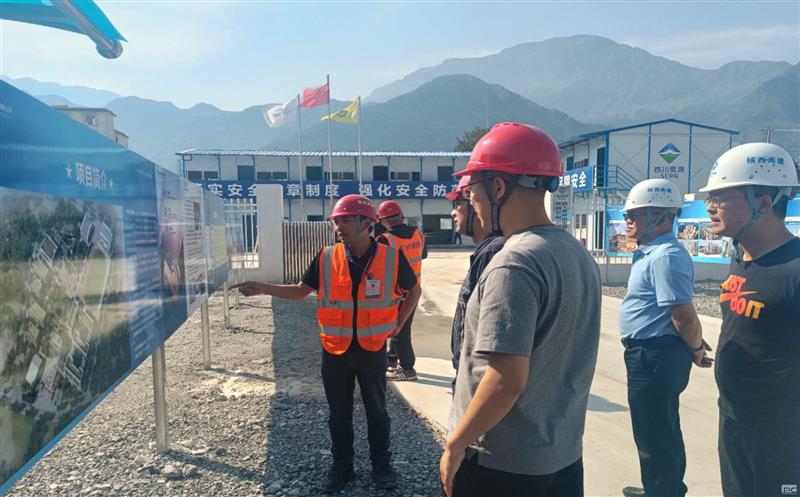 集团清静环保与应急治理部陈忠贤部长向导检查组深入核西南建设集团雷波三峡中学项目施工现场检查指导清静生产事情
