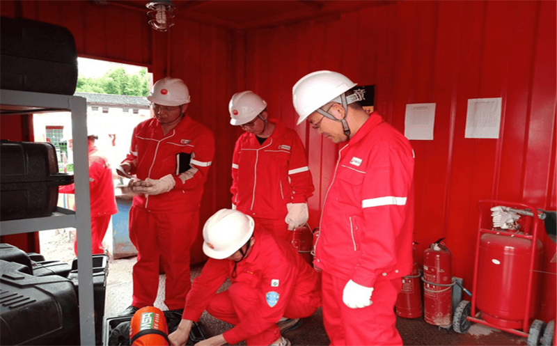 金核地勘公司党总支委员、副总司理张中赴页岩气项目开展夏日送清凉活动和清静生产检查事情