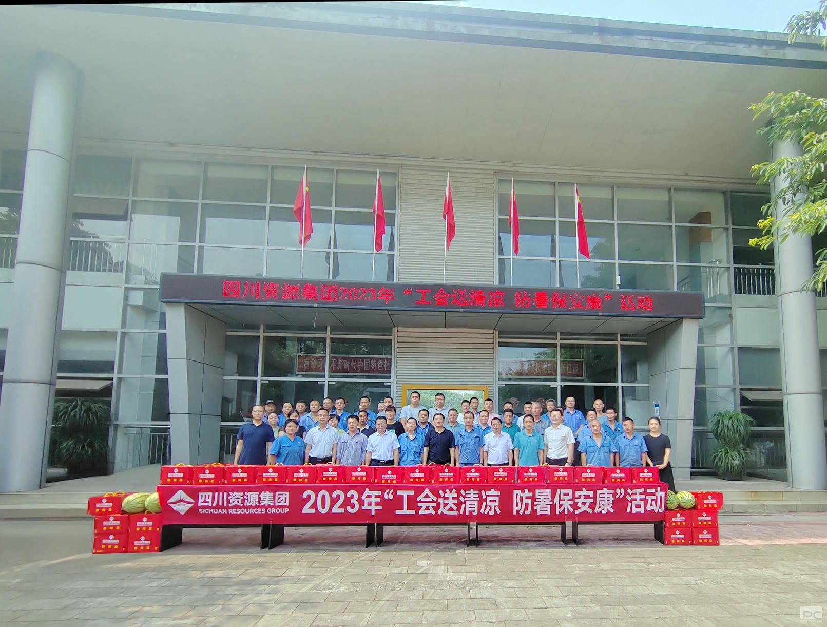 杜春茂一行赴成都探矿调研生产谋划、督导清静事情暨开展集团“夏送清凉”慰问活动_下层动态_新闻中心_尊时凯龙有限责任公司