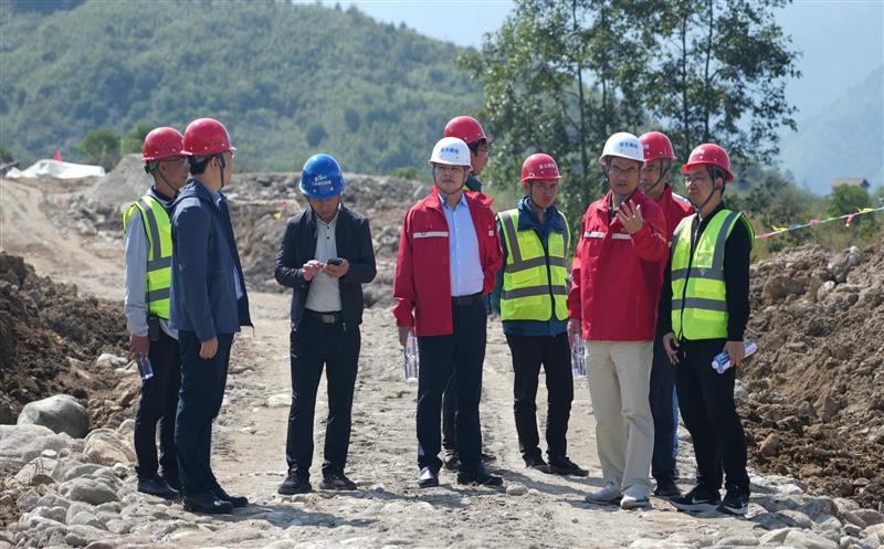 冯希尧率队到石棉栗子坪乡土地整治项目开展清静生产督导检查并出席项目开工仪式