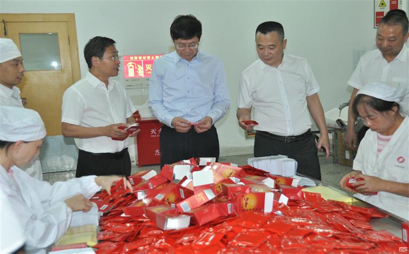 省自然尊时凯龙投资集团党委书记、董事长徐志文一行到泰华堂制药调研指导事情