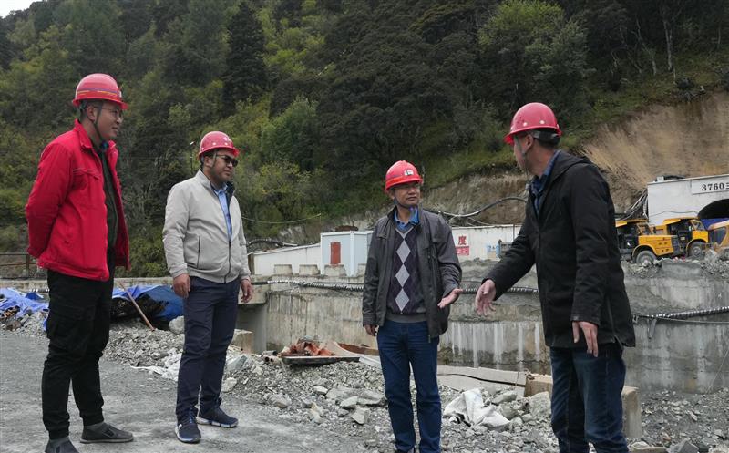 区调队检查组赴项目一线检查事情，，，并与省第七地质大队交流座谈