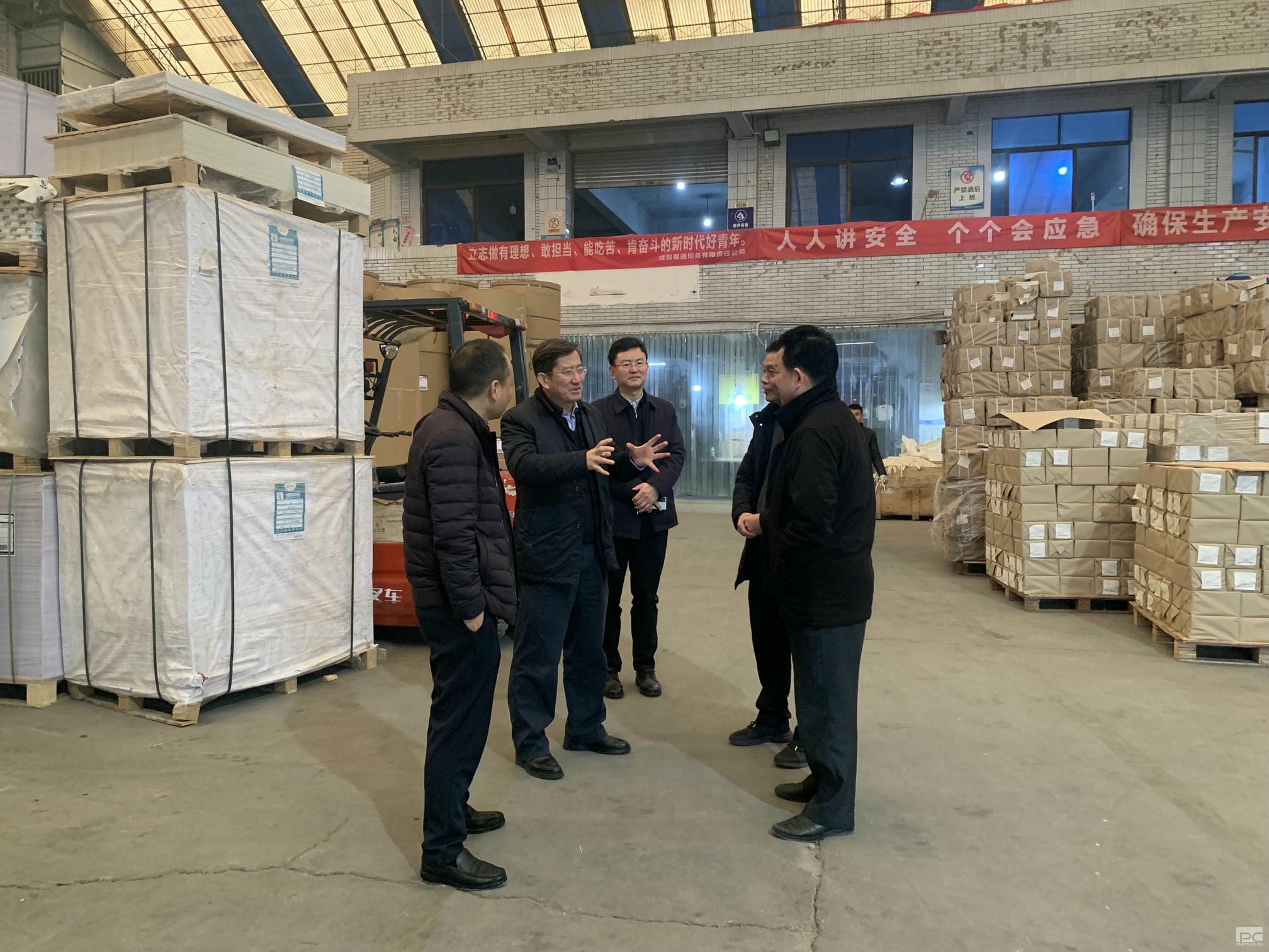 春节送温暖 关爱暖人心——集团向导到地创光电慰问老干部和生产一线职工_尊时凯龙新闻_新闻中心_尊时凯龙有限责任公司