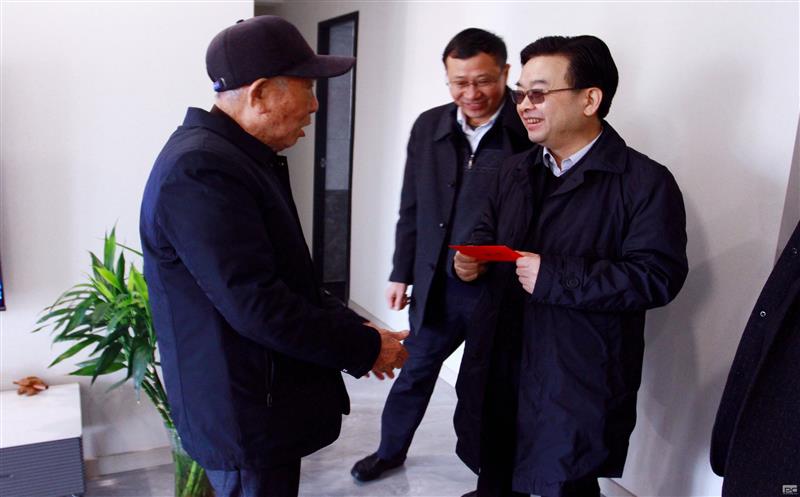 集团向导率队赴一零二制造开展 2024年春节送温暖活动