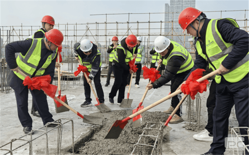 核西南建设集团承建的科研办公、商业及配套设施项目主体结构封顶