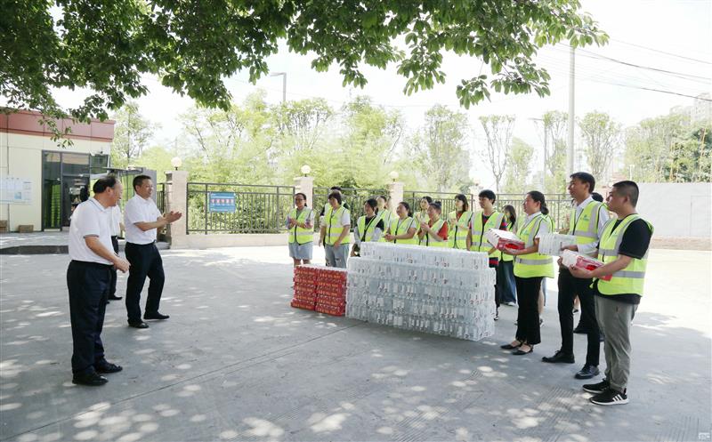 集团向导到测绘公司宣贯省委十二届五次全会精神，，，开展夏送清凉活动