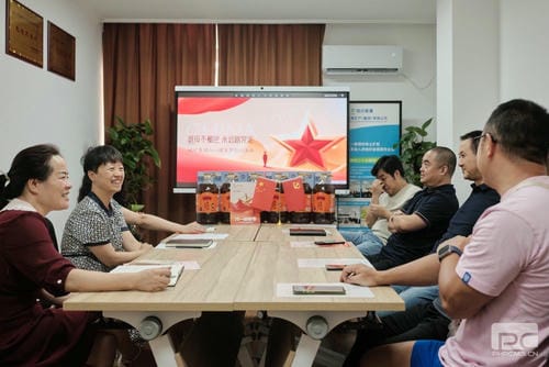 地矿集团召开“八一”建军节退伍武士慰问座谈会_下层动态_新闻中心_尊时凯龙有限责任公司