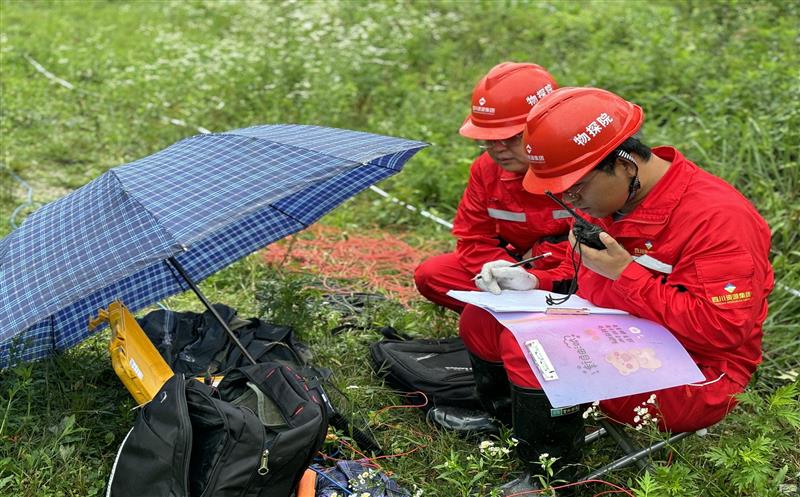 黔桂铁路勘探使命紧 汛期施工清静不可松