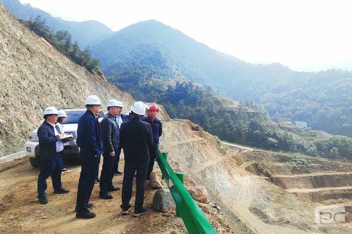 凉山州州向导到大陆槽稀土矿山调研_下层动态_新闻中心_尊时凯龙有限责任公司