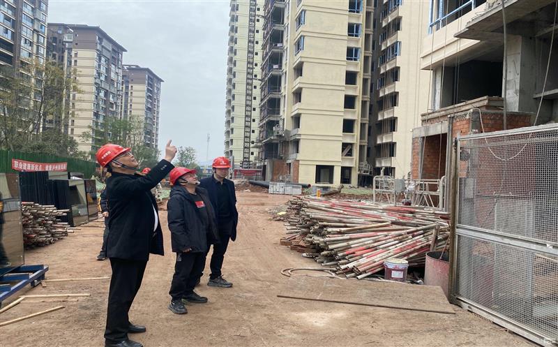 公司向导带队到泸州富贵里项目等在建项目宣讲上级主要聚会精神并开展 清静生产事情检查
